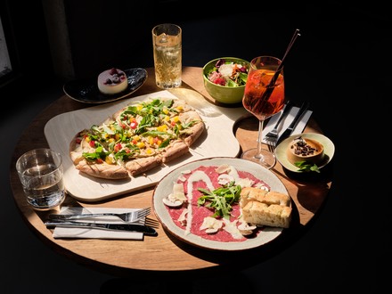 Das Bacio della Mamma in Berlin bietet eine feine Auswahl mediterraner Köstlichkeiten. (Foto: © Steve Herud)