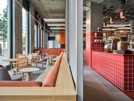 Das Bacio della Mamma hat verschiedene Sitzbereiche. (Foto: © Steve Herud)