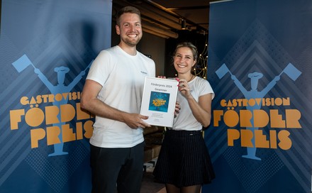 Dr. Anton Pluschke und Sophie Glaser von Ordinary Seafood freuen sich über den Gewinn des Gastro Vision Förderpreises in der Kategorie „Analog“. (Foto: © Gastro Vision)