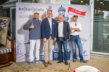 Sie feierten das zehnjährige Bestehen des Holiday Inn Lübeck, dem „Ankerplatz“ der Hansestadt (v.l.): General Manager Christian Schmidt, Bürgermeister Jan Lindenau, SPD-Fraktionsvorsitzender Peter Petereit und Seemann Loschi. (Foto: © Holiday Inn Lübeck)