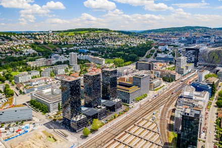 Das in der Züricher Vulkanstrasse 108b gelegene Hotel ist verkehrsgünstig gelegen und befindet sich in unmittelbarer Nachbarschaft zur Swiss Life Arena und zahlreichen namhaften Unternehmen. (Foto: © Steiner AG/@BackbonePhoto)
