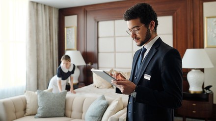 Hotelmitarbeiter mit einem Tablet