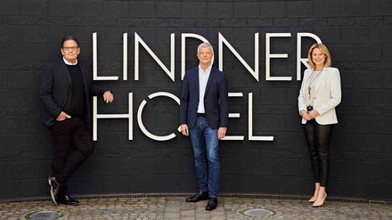 Der Vorstand der Lindner Hotel Group: CEO Arno Schwalie, COO Stefanie Brandes und CTO Frank Lindner (Foto: © Lindner Hotels AG)