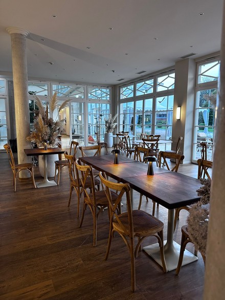 Das Restaurant im Schloss Neckarbischofsheim verfügt über eine komplette Glasfront zum Park und Schloss hin. (Foto: © Schloss Neckarbischofsheim)