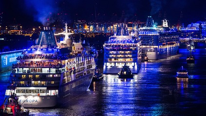 Zwei Kreuzfahrtschiffe im Hafen