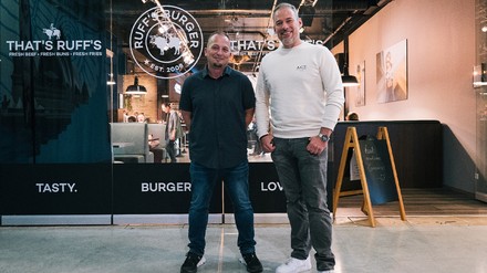 Joint-Venture-Partner Jochen Nagl (links) und „Ruff’s Burger“-Geschäftsführer Alexander Kleinhans (rechts) vor dem neu eröffneten Ruff’s Burger in Neufahrn.