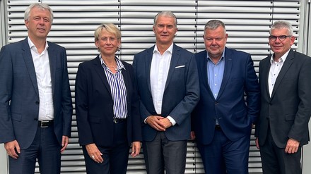 Machen sich stark für die Caterer in Deutschland: Der neue Vorsitzende Jörg Rutschke (Mitte) mit seinen Stellvertretern Cornelia Härtel und Andreas Oellerich (links), Thomas Korn (2. v. r.) und dem ehemaligen Vorsitzenden Jürgen Vogl (Foto: © DEHOGA Bundesverband)