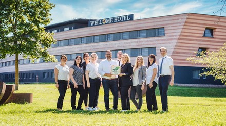 Große Freude in Bamberg: Das Team des Welcome Kongresshotels Bamberg um den stellvertretenden Hotelmanager Sebastian Imhof (Mitte) ist in diesem Jahr wie alle Welcome Hotels mit dem Greensign-Level 4 zertifiziert worden. (Foto: © Welcome Hotels)