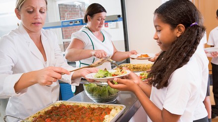 Kind an der Essensausgabe