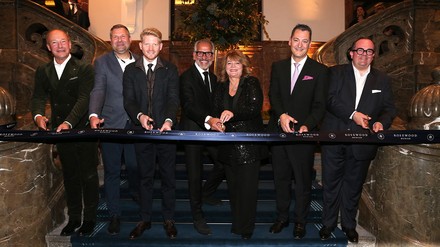 Nico Nusmeier, Marcel Wnendt, Florian Schörghuber, Radha Arora, Alexandra Schörghuber, Roland Dürr und Clemens Baumgärtner bei der offiziellen Eröffnung des Rosewood Munich. (Foto: © Gisela Schober)