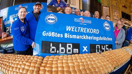 Axel Schulz und André Domke  am Weltrekord-Bismarkheringsbrötchen