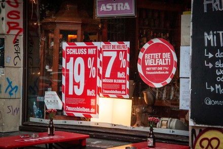 Mit auffälligen rot-weißen Plakaten, Aufklebern und Tischaufstellern machen Restaurants und Cafés im Hamburger Schanzenviertel darauf aufmerksam, dass die 7-Prozent-Mehrwertsteuer bleiben muss. (Foto: © Vereint für die Gastro e. V.)