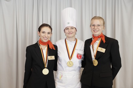 Für sie ging auf dem Petersberg ein Traum in Erfüllung: Hotelfachfrau Sarah Gänswein (l.) aus Baden-Württemberg, Merle Erythropel, Köchin aus Bremen, und Restaurantfachfrau Emily Weimann aus Baden-Württemberg sind die Deutschen Jugendmeister 2023. (Foto: © DEHOGA/Thomas Fedra)