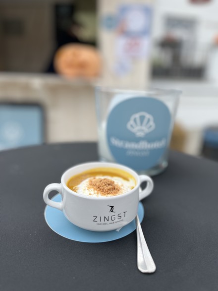 Die Gewinnersuppe: Karotten-Mango-Suppe mit Ingwersahne und Spekulatius-Brösel-Butter (Foto: © Strandhotel Zingst)