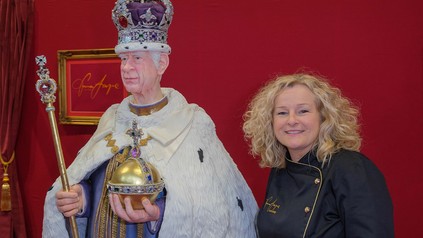 Emma Jayne neben der "König Charles"-Kuchenskulptur