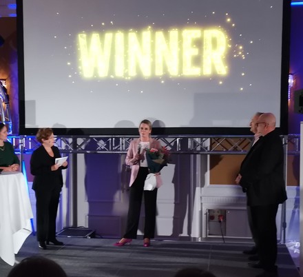 Svenja-Nadine Schramm vom Tortue Hamburg empfängt die Auszeichnung „Exzellenter Ausbildungsbetrieb des Jahres 2023"