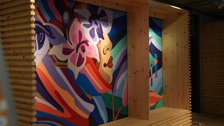 Die Zimmer und das Treppenhaus des Hotels Villa Viva sind bunt gestaltet. (Foto: © Viva con Agua)