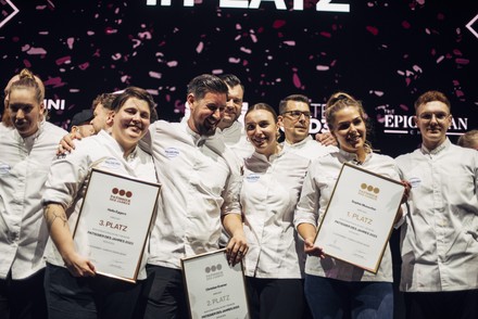 Die Erstplatzierte Sophie Mussotter, der Zweitplatziere Christian Kramer und die Drittplatzierte Hella Eggers freuen sich über ihren Erfolg. (Foto: © Erik Witsoe)