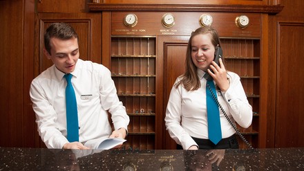 Junge Rezeptionsmitarbeiter am Hotelempfang