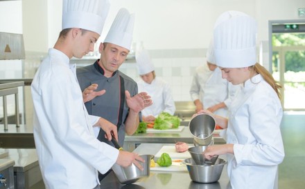 Küchenchef erklärt Personal etwas