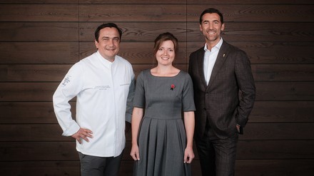 Maitre Nina Mihilli mit Küchenchef Torsten Michel und Sommelier Stéphane Gass