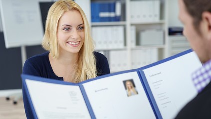 Junge Frau im bewerbungsgespräch