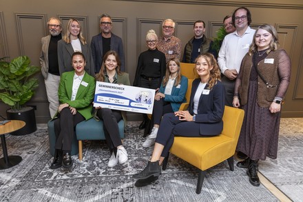 Den zweiten Platz belegten Jasmin Ben Slimane, Katharina Güntter, Elisabeth Inselkammer und Sabrina Schildbach von der DHBW Ravensburg mit ihrem Projekt „United Living“. (Foto: © Hotel-Kompetenz-Zentrum)