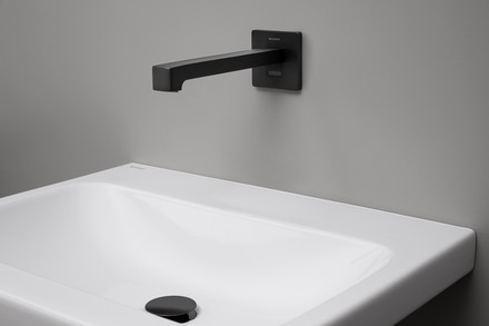 Berührungslose Wandarmaturen sind ideal, um Handkontakte zu reduzieren. (Foto: © Geberit)