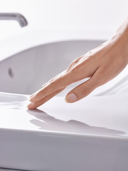 Auf einer nahezu porenfreien, extrem glatten Oberfläche finden Kalk, Mineralien, Schmutz und Keime kaum Halt und der Reinigungsaufwand ist deutlich geringer. (Foto: © Geberit)