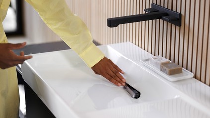 Ein horizontaler Ablauf am hinteren Waschtischrand ist nicht direkt dem Wasserstrahl ausgesetzt. Dies verhindert ein Rückspritzen und sorgt für deutlich weniger Wasser- und Kalkrückstände. (Foto: © Geberit)