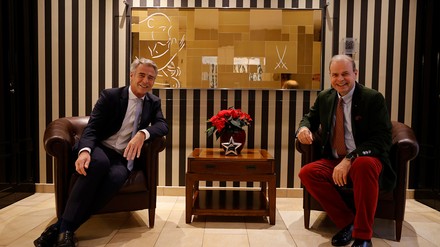 V. l. n. r.: Tillmann Blaschke und Clemens Ritter von Kempski freuen sich über die gute Zusammenarbeit. (Foto: © Uwe Köhn für die Ritter von Kempski Privathotels)