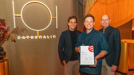 Damien Julien, Creative Director distylerie (Mitte), freut sich mit Thomas Mack (li.) und Oliver Altherr (re.) über die Auszeichnungen.