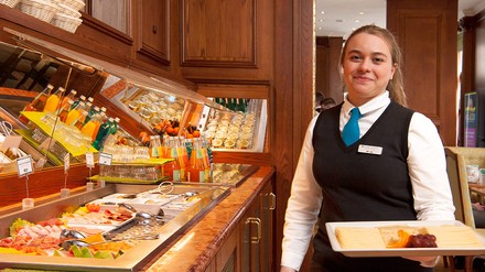 Auszubildende im Hotelalltag