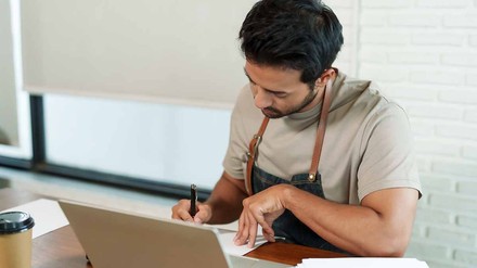 Restaurantmitarbeiter arbeitet am PC