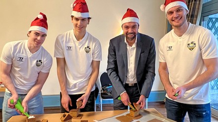 In der „Weihnachtsbäckerei“ vom Hotel Krefelder Hof (v. l.): Verteidiger Maximilian Leitner, Stürmer Lukas Wagner, Direktor Bart Vaessen und Verteidiger David Trinkberger (Foto: © Claudia Wingens)