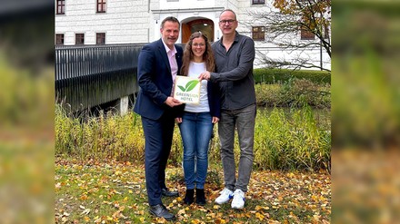 Martin Kirsch, Henrike Christ und Armin Wolff vom Schloss Hohenkammer mit Zertifikiat