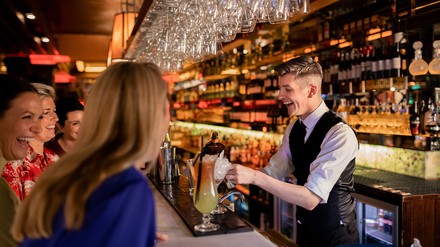 Barkeeper am Thekenbereich