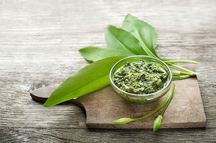 Eine Schüssel frisches Pesto