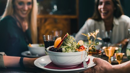 Salat wird im Restaurant serviert