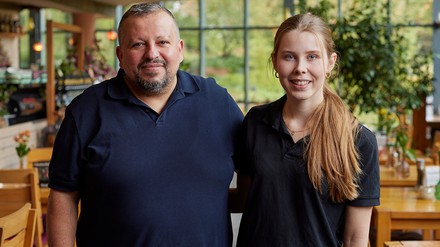 Gastronom Sinan Bozkurt und Managementassistentin Jael Meyn bedienen mit dem Restaurant Ronja im Ringlokschuppen die vegan-vegetarische Nachfrage in Mülheim an der Ruhr.