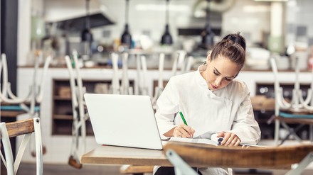 Gastronomin bei der Abrechnung im Restaurant