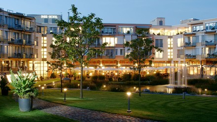 Das Dorint Hotel Bad Zurzach bei atmosphärischer Abendstimmung.