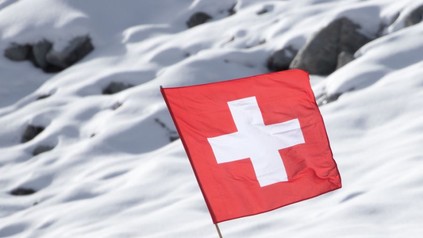 Schweizer Flagge im Schnee