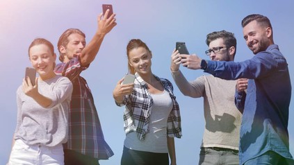 Eine Gruppe Jugendlicher fotografiert sich selbst