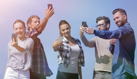 Eine Gruppe Jugendlicher fotografiert sich selbst