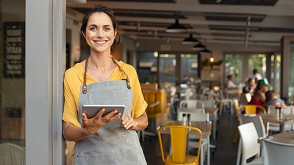Gastronomin vor ihrem Restaurant