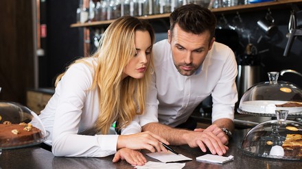 Ein Küchenchef beim Anrichten eines Tellers.