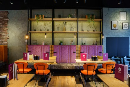 Designermöbel im Industrial-Chic sorgen trotz der Größe des Lokals für Wohnzimmeratmosphäre im neuen le Burger in Vorarlberg. (Foto: © The Guardians)