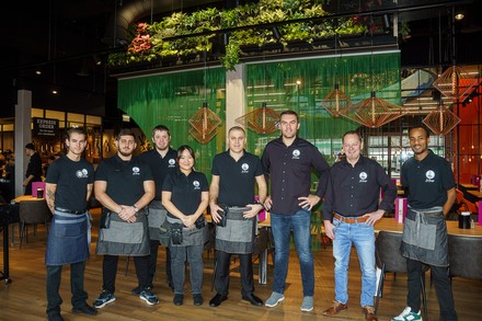 Auch bei den Mitarbeitern war die Freude über die Eröffnung der ersten „Le Burger“-Burgermanufaktur in Vorarlberg groß. (Foto: © The GuardiansWA)