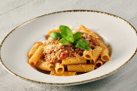 Das Baukastensystem erklärt am Beispiel „Pasta Bolognese“. Tomatensauce und Nudeln sind immer komplett vegan. Welche Option darf es dazu sein? Rinderhack, veganes Hack oder Linsen? Als Topping gibt es veganen Käse, Parmesan oder geröstete Brösel. Kunde und Gast entscheiden. (Foto: © Sodexo)